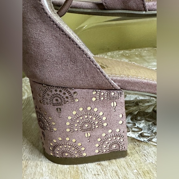 EUC Report 2.25” Block Heels. Velvet Upper in Mauve/Dusty Rose. Size 8 - Picture 12 of 15